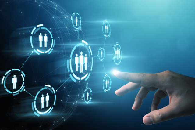 SIEM significa Security Information and Event Management. As ferramentas SIEM geralmente fornecem dois resultados principais: relatórios e alertas. Os relatórios agregam e exibem incidentes e eventos relacionados à segurança, como atividades maliciosas e tentativas de login malsucedidas. Os alertas serão acionados se o mecanismo de análise da ferramenta detectar atividades que violam um conjunto de regras, sinalizando, consequentemente, um problema de segurança.