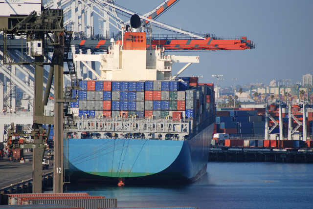 Os líderes da indústria portuária recentemente submeteram as diretrizes de segurança cibernética à Organização Marítima Internacional (IMO) para consideração. Os Estados Membros da IMO devem aproveitar esta oportunidade e alterar o Código Internacional de Segurança de Navios e Instalações Portuárias (ISPS) para promulgar padrões de segurança cibernética para portos e instalações portuárias. Especificamente, os Estados membros da IMO devem alterar o código, usando as novas diretrizes do setor como modelo, para exigir que as instalações portuárias realizem avaliações regulares de segurança cibernética e desenvolvam planos distintos de segurança cibernética.