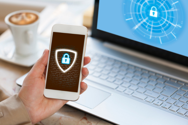 Houve um tempo em que, se alguém roubasse o seu celular, o prejuízo se limitaria à perda do aparelho. Mas, agora, o problema pode ir muito além: há quadrilhas de criminosos especializadas em tirar todo o dinheiro das suas contas bancárias ou até mesmo cometer outros crimes com o uso dos seus dados pessoais. Quanto mais avançados os recursos destes dispositivos móveis, mais dados sobre nossa vida privada eles carregam, e tratar esta vulnerabilidade é fundamental para minimizar os riscos para nós mesmos e para terceiros (família, amigos, contatos, serviços terceirizados, etc). Saber o que fazer ANTES e DEPOIS da ocorrência de um incidente como perda, furto ou roubo é crítico e fundamental nos dias de hoje, seja para saber como proteger suas informações, bem como para recuperar os dados e aparelho. Foi pensando nessas situações e em trazer um resumo dos principais pontos e medidas de proteção que disponibilizamos este artigo para os leitores do Portal SegInfo.