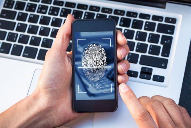 Houve um tempo em que, se alguém roubasse o seu celular, o prejuízo se limitaria à perda do aparelho. Mas, agora, o problema pode ir muito além: há quadrilhas de criminosos especializadas em tirar todo o dinheiro das suas contas bancárias ou até mesmo cometer outros crimes com o uso dos seus dados pessoais. Quanto mais avançados os recursos destes dispositivos móveis, mais dados sobre nossa vida privada eles carregam, e tratar esta vulnerabilidade é fundamental para minimizar os riscos para nós mesmos e para terceiros (família, amigos, contatos, serviços terceirizados, etc). Saber o que fazer ANTES e DEPOIS da ocorrência de um incidente como perda, furto ou roubo é crítico e fundamental nos dias de hoje, seja para saber como proteger suas informações, bem como para recuperar os dados e aparelho. Foi pensando nessas situações e em trazer um resumo dos principais pontos e medidas de proteção que disponibilizamos este artigo para os leitores do Portal SegInfo.