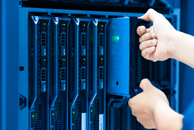 Mesmo que a computação em nuvem esteja em ascensão, ainda existem muitos data centers corporativos e esses são um alvo muito atraente para os criminosos cibernéticos. Para ajudar na proteção dos data centers, e dos dados armazenados neles, o National Cyber Security Center (NCSC) e o Center for the Protection of National Infrastructure (CPNI) uniram-se para oferecer orientação de segurança para operadores e usuários de data centers.