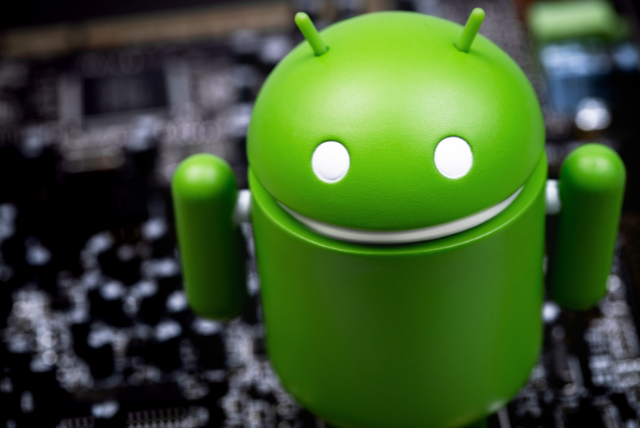 Seis aplicativos falsos de anti-vírus foram removidos da loja de aplicativos Google Play pois, ao invés de proteger os usuários de criminosos cibernéticos, eles estavam sendo usados para distribuir malware para roubar senhas, dados bancários e outras informações pessoais de usuários do Android.