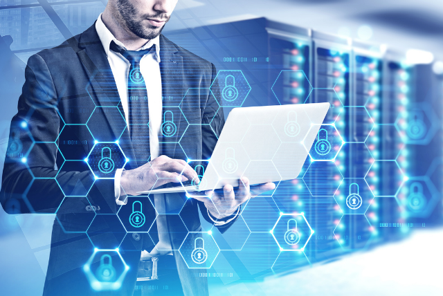 A partir da segunda metade do século XX, a Tecnologia da Informação e Comunicação trouxe em sua evolução a Internet. Apesar dos benefícios trazidos por essa invenção, as pessoas, organizações e nações tornaram-se altamente vulneráveis a um novo tipo de ameaça: a cibernética. Essa nova ameaça explora o ciberespaço, desconhece fronteiras e tem potencial para causar grandes prejuízos financeiros e paralisar estruturas vitais das nações.