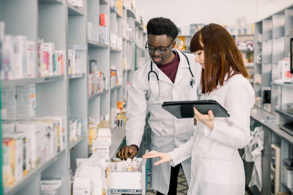 O 7º Fórum Abradilan de Desenvolvimento Empresarial, levantou questões relevantes para o desenvolvimento do mercado farmacêutico no Brasil, como a importância da inovação e do planejamento estratégico; cibersegurança; a necessidade da mudança de mindset em um mundo tecnológico e a transformação do mundo dos negócios diante da evolução tecnológica. Inovação foi a palavra escolhida pelos participantes para descrever o que esperam do setor farmacêutico para o futuro. Souza disse que inovar é importante, mas ressaltou que é preciso desconstruir.