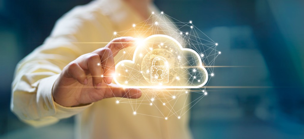 O tema da conferência AWS re:Inforce deste ano é "Reforce sua postura de segurança". Esse é um conceito importante de segurança na nuvem, dado o surgimento do gerenciamento de postura de segurança na nuvem (CSPM) e outras disciplinas de segurança na nuvem. As organizações precisam de uma maneira flexível e segura de gerenciar seus ativos baseados em nuvem. Caso contrário, eles não poderão acompanhar as mudanças na tecnologia que estão usando ou as ameaças que confrontam seus sistemas e dados.