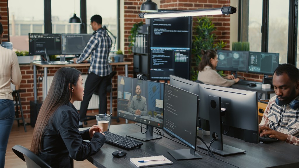 A CISA lançou 12 avisos de sistemas de controle industrial (ICS) em 30 de agosto de 2022. Esses avisos fornecem informações oportunas sobre problemas atuais de segurança, vulnerabilidades e explorações em torno do ICS.