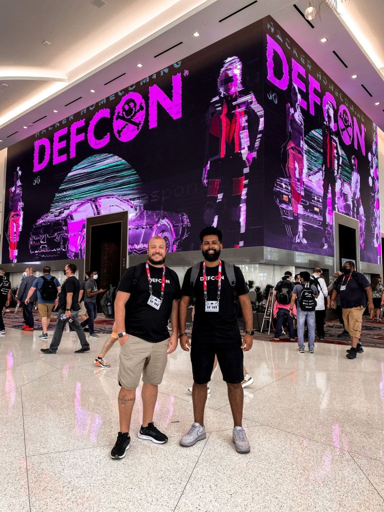 Entre os dias 05 e 15 de agosto de 2022, pesquisadores, profissionais, estudantes e empresas de cibersegurança foram a Las Vegas para a "Hacker Summer Camp", semana que reúne as principais conferências de segurança do mundo, como a Black Hat USA, a BSides LV e a DefCon.