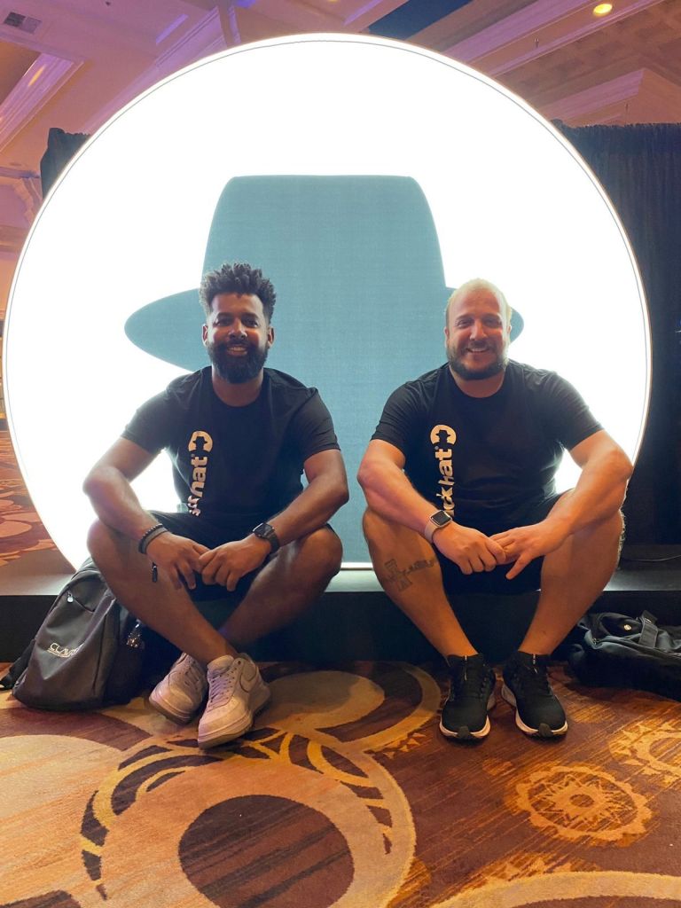 Entre os dias 05 e 15 de agosto de 2022, pesquisadores, profissionais, estudantes e empresas de cibersegurança foram a Las Vegas para a "Hacker Summer Camp", semana que reúne as principais conferências de segurança do mundo, como a Black Hat USA, a BSides LV e a DefCon.