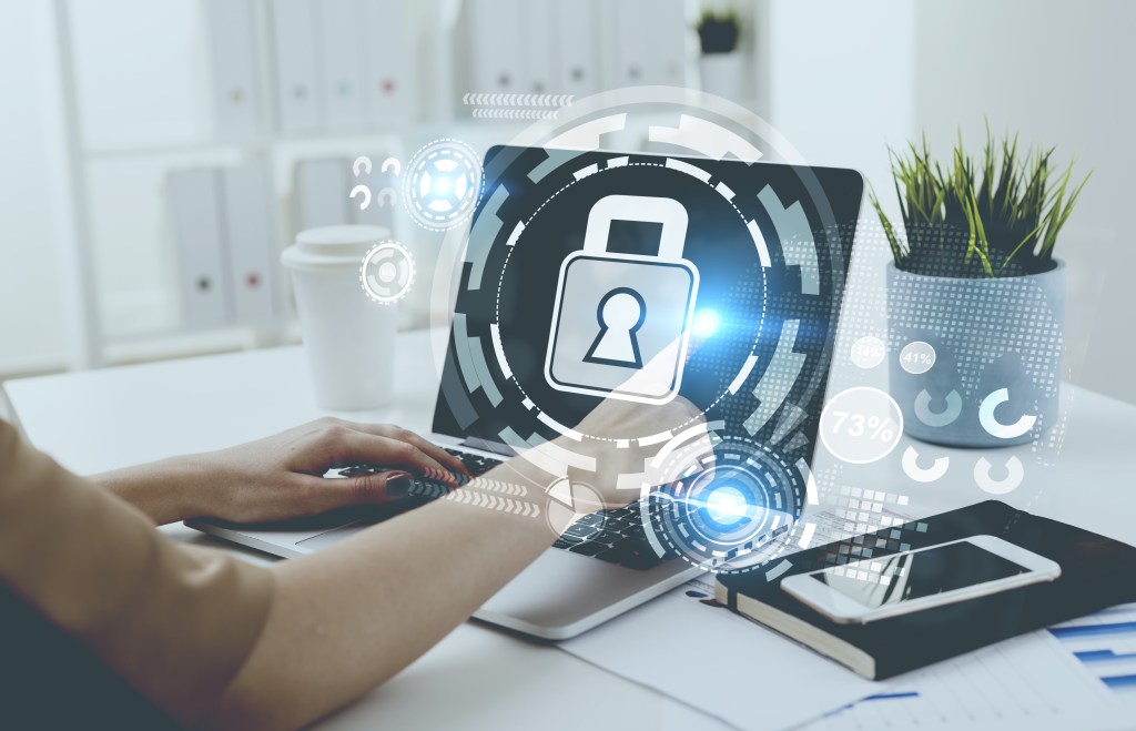 Os funcionários são frequentemente avisados sobre os riscos de exposição de dados associados a e-mails de phishing, roubo de credenciais e uso de senhas fracas. No entanto, eles podem correr o risco de vazar ou expor informações confidenciais sobre si mesmos, o trabalho que fazem ou sua organização sem nem perceber. Esse risco frequentemente é inexplorado no treinamento de conscientização de segurança cibernética, deixando os funcionários alheios aos riscos que podem representar para a segurança dos dados que, se expostos, podem ser explorados direta e indiretamente para atingir trabalhadores e empresas para ganhos maliciosos.