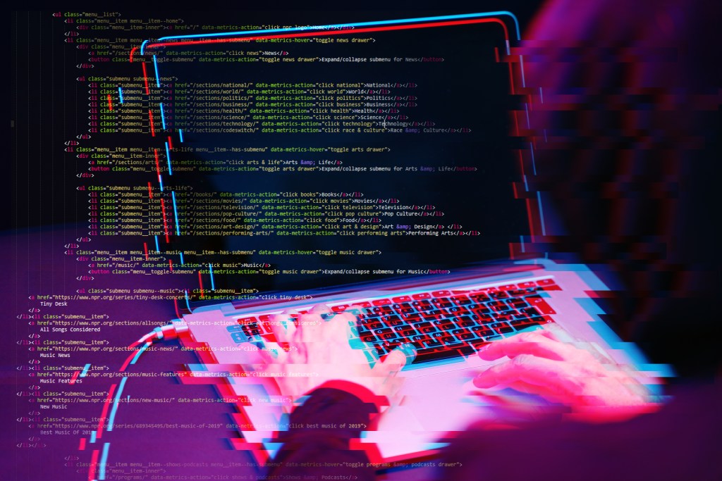 Um novo grupo de ransomware chamado Royal, formado no início deste ano, intensificou significativamente suas operações nos últimos meses e desenvolveu seu próprio programa de ransomware personalizado que permite aos invasores realizar criptografia de arquivos flexível e rápida. “O grupo Royal ransomware surgiu no início de 2022 e ganhou força desde o meio do ano”, disseram pesquisadores da empresa de segurança Cybereason em um novo relatório. "Seu ransomware, que o grupo implanta por meio de diferentes TTPs, afetou várias organizações em todo o mundo. O próprio grupo é suspeito de consistir em ex-membros de outros grupos de ransomware, com base nas semelhanças que os pesquisadores observaram entre o ransomware Royal e outros operadores de ransomware."