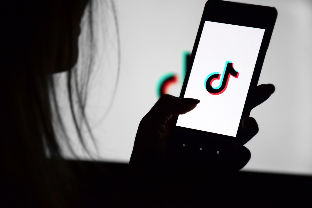 O TikTok foi multado em € 5 milhões (US$ 5,4 milhões) pelo regulador francês de proteção de dados por não fornecer aos usuários informações suficientes sobre a finalidade dos cookies em seu site ou fornecer uma maneira fácil de recusar esses cookies.